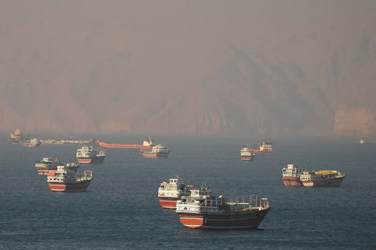 Tàu chở dầu nối đuôi nhau đi qua eo biển Hormuz, giá dầu giảm mạnh