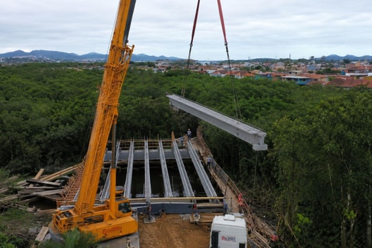 Huy động cần cẩu khổng lồ lắp 72 dầm bê tông đúc sẵn để xây cầu bắc qua sông, vốn đầu tư hơn 224 tỷ đồng