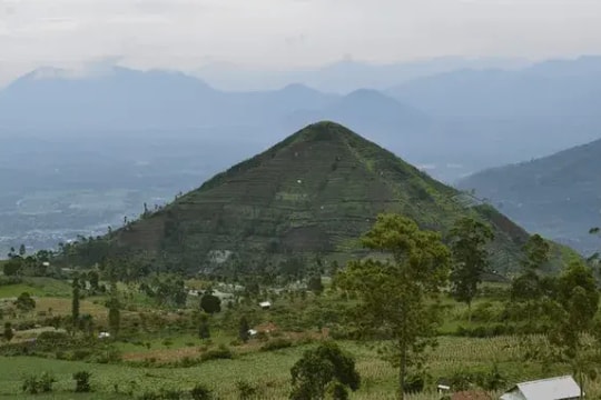 Đông Nam Á sở hữu kim tự tháp từng được cho là cổ nhất hành tinh, nằm ở độ cao 885m, nay trở thành địa điểm khảo cổ nổi tiếng