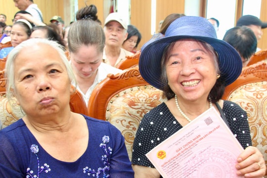 200 hộ dân di dời làm cầu Trần Hưng Đạo và cầu Tứ Liên nhận 'sổ đỏ' nơi ở mới