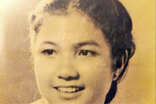 'Hoa khôi Hà Nội' từng đứng trong lồng kính để công chúng chiêm ngưỡng: Cháu ngoại của chủ nhà máy gạch lớn nhất nhì miền Bắc, lấy chồng thiếu gia phố cổ, sau phải bán xôi chè ở chợ