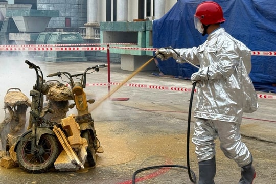 Việt Nam tạo ra công nghệ dập cháy pin xe máy điện trong 10 giây