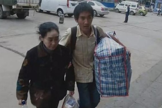 Nam sinh cõng mẹ bị tâm thần đi học đại học, từ chối mức lương hơn 2 tỷ đồng để về miền núi làm việc