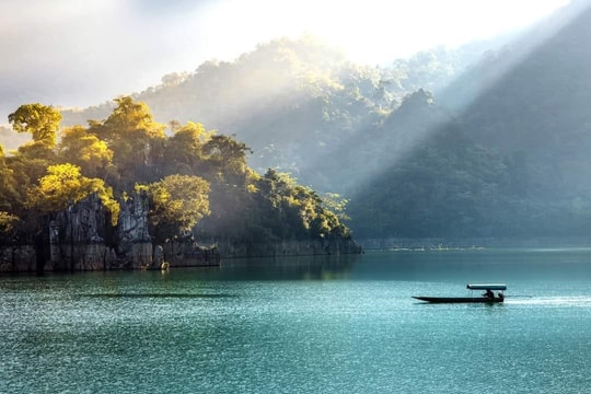 Vùng Đông Bắc nước ta có hồ nước ngọt rộng 8.000ha, được ví như 'tiểu Hạ Long' giữa đại ngàn