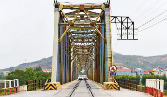 Chỉ vài tháng nữa, chính thức hoàn thành cây cầu thay thế cầu duy nhất Việt Nam có đường sắt chung đường bộ