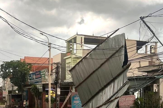 Mưa giông, gió mạnh làm tốc mái nhà dân, thổi bay biển quảng cáo ở Phú Thọ