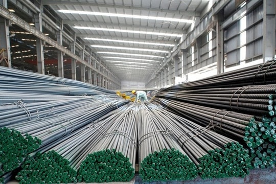 Giá thép xây dựng đi ngang giữa chu kỳ phục hồi: Vì sao sản lượng tăng mạnh nhưng doanh nghiệp chưa dễ 'ăn dày'?