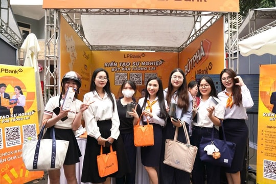 Gần 10.000 nhân viên LPBank nhận lì xì 680.000 đồng/người trong ngày đón 'đại cổ đông' giàu nhất Đông Nam Á