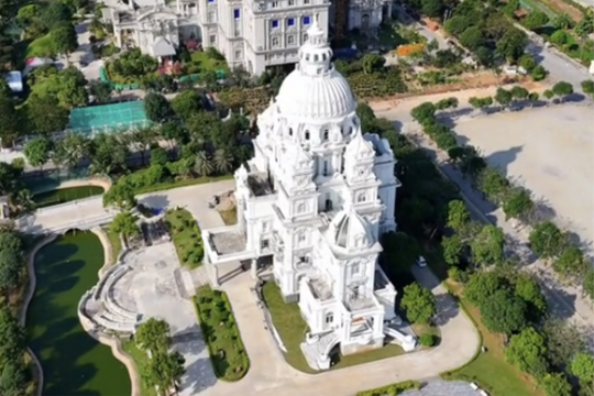 Lâu đài của gia tộc doanh nhân giàu có bậc nhất Ninh Bình: Mái vòm đồ sộ, mặt tiền phủ kín đèn LED, nổi bật giữa quần thể dinh thự xa hoa tựa trời Âu