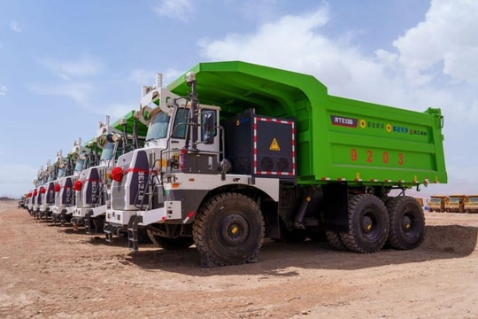 Phát hiện Trung Quốc chế tạo 290 'quái vật điện' nặng 140 tấn thay pin trong 4 phút, vận hành liên tục tại mỏ kẽm khổng lồ