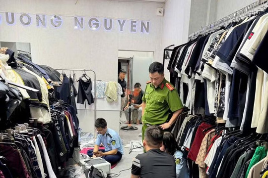 Kiểm tra đột xuất một cửa hàng thời trang tại Hưng Yên , thu giữ 12 mặt hàng trị giá 277 triệu đồng