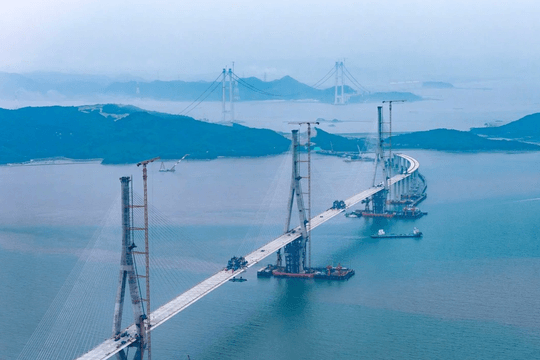 Phát hiện người Trung Quốc ra biển xây 3 trụ bê tông cao ngang toà nhà 80 tầng, công trình đặc biệt dài hơn 2.000m dần thành hình