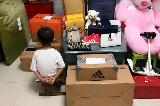 Cậu bé 6 tuổi dùng điện thoại của bố, mở ứng dụng ‘chốt đơn’ toàn bộ đơn hàng trị giá 270 triệu đồng
