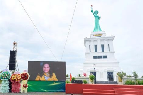 Vừa thoát án phá sản, công ty của bà Đặng Thị Hoàng Yến gây ngỡ ngàng khi khánh thành tượng Nữ thần Khai phóng