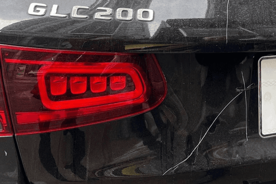 Truy tố người phụ nữ đập gương, cào xước xe Mercedes-Benz GLC200 đỗ trước một trung tâm tiếng Anh