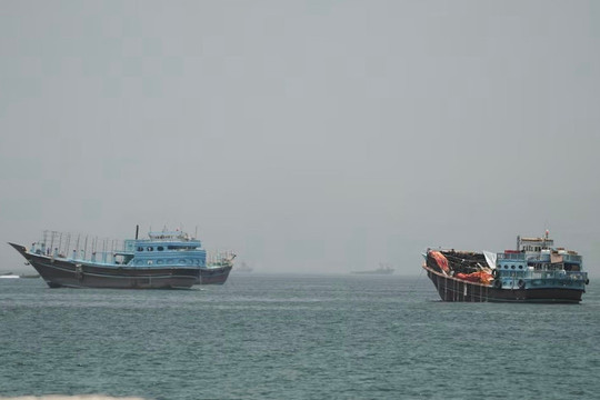 Tàu qua eo biển Hormuz lại bị tấn công, Liên Hợp Quốc dừng kế hoạch sơ tán hàng ngàn thuyền viên