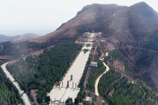 Huy động hàng nghìn nhân công đục đá suốt 107 năm để xây công trình rộng 200km² giữa vách núi, lớn gấp 3 lần lăng Tần Thủy Hoàng, cất giữ 'bí mật' suốt 1.400 năm của Trung Quốc