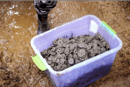 Phong tỏa, khai quật 300.000 đồng tiền cổ nặng 5,6 tấn, bị chôn vùi dưới móng nhà dân suốt nhiều thế kỷ