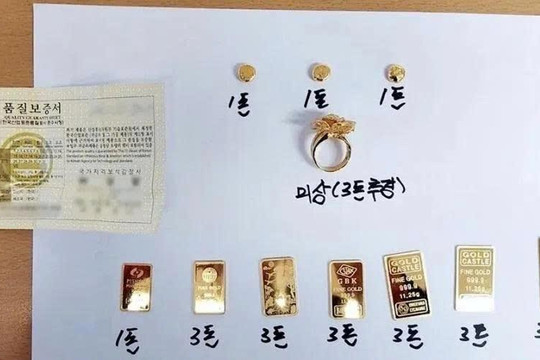 Bảo vệ 70 tuổi phát hiện nồi cơm điện chứa hơn 33 chỉ vàng ở bãi rác, cảnh sát lập tức kiểm tra camera