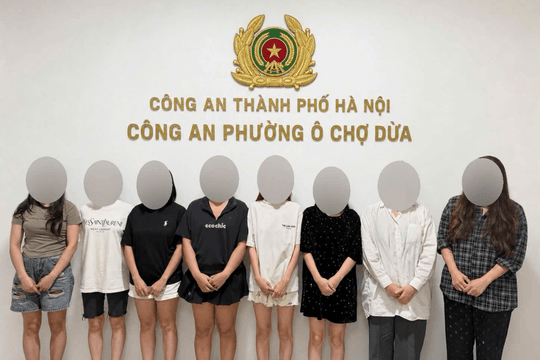 Khám xét khẩn cấp 1 ngôi nhà, tịch thu 189 'phỉnh', 15 bình kim loại, bắt quả tang 8 đối tượng đang ngồi trên 2 chiếu