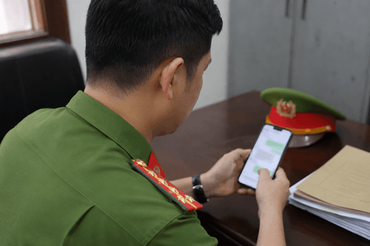 Khởi tố nam cán bộ công an sau 14 lần nhắn tin cho cùng một người