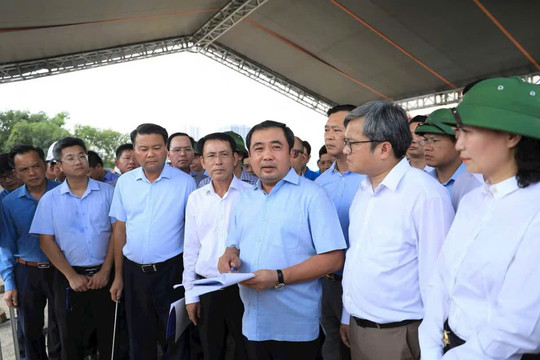 ‘Đếm ngược’ tiến độ các công trình trọng điểm, Bí thư Hà Nội yêu cầu thông xe trước Tết 2027