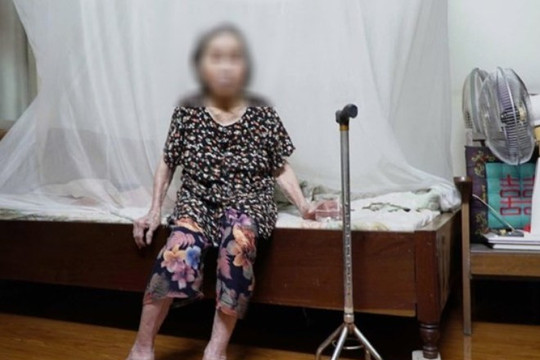 Hà Nội yêu cầu làm rõ vụ bà cụ 87 tuổi được khiêng đến phường Bạch Mai làm thủ tục hành chính