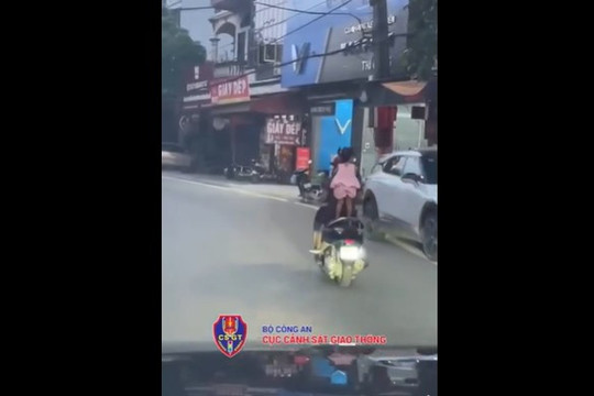 Người phụ nữ để cháu đứng trên yên xe máy chạy giữa quốc lộ bị xử phạt bao nhiêu?