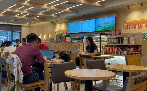 Nhiều quán cà phê bật truyện audio, phim hoạt hình... để né phí bản quyền, nhưng chạy trời không khỏi nắng