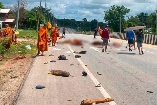 Bé trai 11 tuổi lái xe bán tải đâm vào đoàn hành hương, 8 nhà sư tử vong, nhiều người bị thương nặng