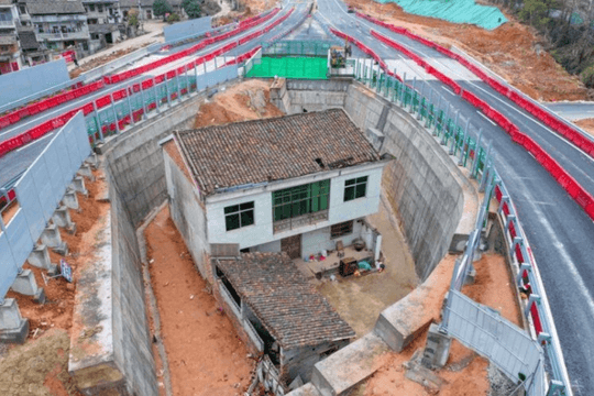 Chủ nhà không chịu di dời khiến dự án tuyến quốc lộ phải 'uốn cong', tuyên bố không chấp nhận mức đền bù 6 tỷ đồng: Câu chuyện gây chú ý ở Trung Quốc!