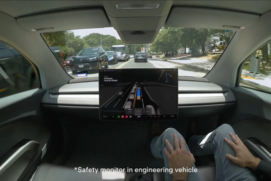 Tesla chính thức đưa mẫu xe không vô lăng, không bàn đạp ra phố