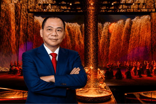 Vừa ra mắt MV âm nhạc, tỷ phú Phạm Nhật Vượng tiếp tục tung show diễn thực cảnh, mang cả xe pháo lớn lên sân khấu