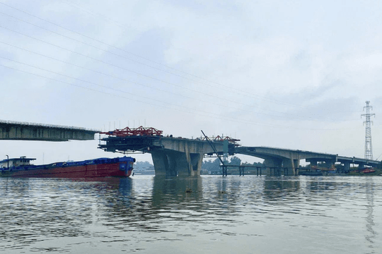 Cây cầu đầu tiên bắc qua sông Thái Bình nối Bắc Ninh - Hải Phòng sau gần 2 năm khởi công: Đã thành hình, gấp rút hoàn thiện sau ít tháng nữa