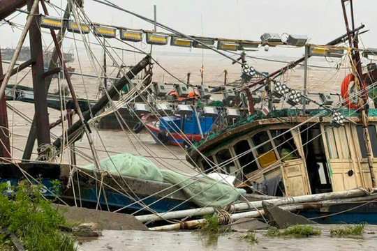 Móng Cái tan hoang không nhận ra sau bão số 1