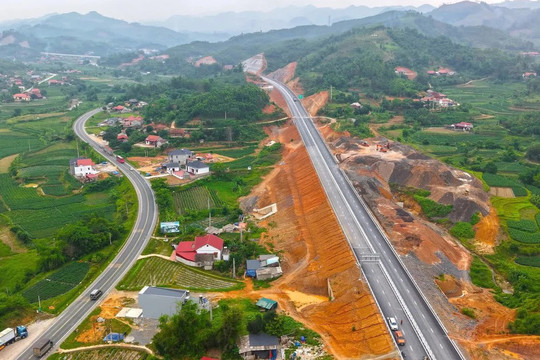 Cao tốc 11.800 tỷ kết nối Thủ đô với cửa khẩu đường bộ lớn nhất miền Bắc: 2.400 kỹ sư, 1.000 máy móc tất bật về đích