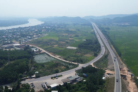 Cao tốc Cam Lộ - La Sơn cấm phương tiện lưu thông ban đêm