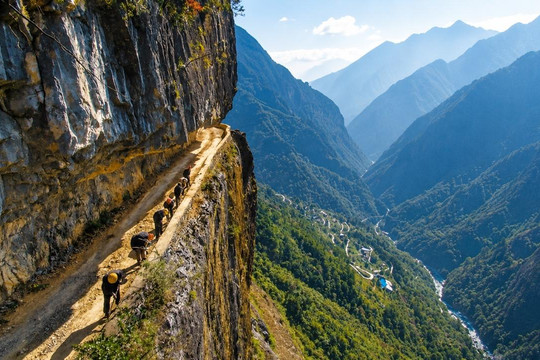 23 hộ dân tự đục đường xuyên vách núi suốt 4 năm để thay đổi số phận cả ngôi làng