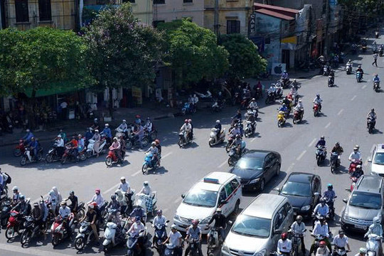 Từ nay, người đi xe máy dừng đèn đỏ tránh nắng kiểu này trên đường sẽ bị phạt ngay 600.000 đồng