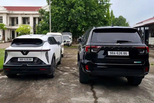 Vô tình chạm mặt 'xe song sinh' mang cùng biển số, chủ xe có động thái kết khiến tài xế xe điện phải trả giá đắt