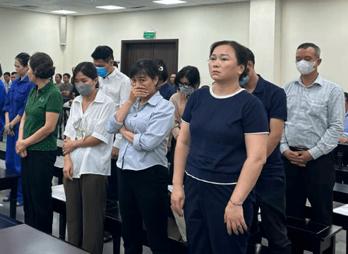 Nhóm cựu cán bộ Sở Y tế Hà Nội hầu tòa vì nhận hối lộ để cấp phép cho 686 phòng khám, tiệm thuốc