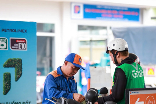 Giá xăng E10 giảm về sát 20.000 đồng/lít