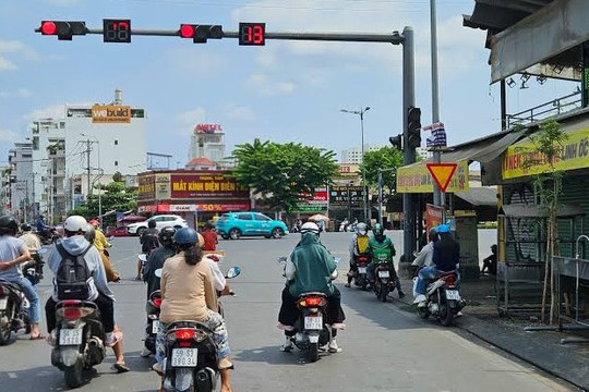 Quy định mới về đèn đỏ, đèn xanh, đèn vàng, nếu dừng quá vạch có bị phạt không?