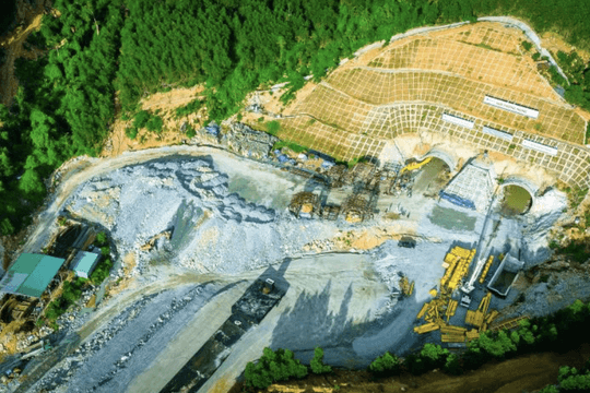 Cao tốc kết nối ‘rừng - biển’ đầu tiên của Việt Nam nguy cơ lỡ hẹn thông xe, Bộ Xây dựng ra công điện hoả tốc