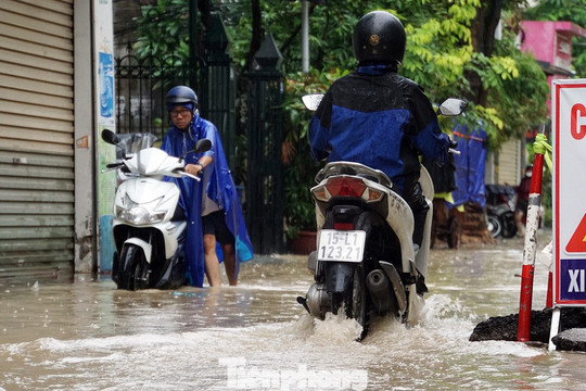 Mưa lớn kéo dài, gần 80 tuyến phố trung tâm Hải Phòng ngập sâu