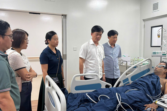 Bệnh viện Chợ Rẫy trong đêm cử bác sĩ hỗ trợ cứu nạn nhân vụ lật ca nô ở Phú Quốc