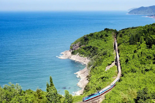 Tuyến đường sắt dài 1.726km của Việt Nam được tạp chí du lịch Mỹ ca ngợi là hành trình tàu hỏa đẹp bậc nhất thế giới