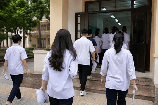 Hủy toàn bộ kết quả thi tuyển sinh đại học, bắt giữ hàng loạt giáo viên và giảng viên, hơn 2,2 triệu thí sinh làm bài thi lại dưới sự giám sát của 200.000 nhân viên an ninh Ấn Độ