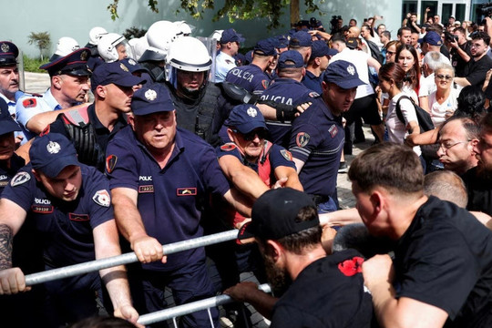 Albania truy nã doanh nhân bán đất cho con rể Tổng thống Mỹ Trump