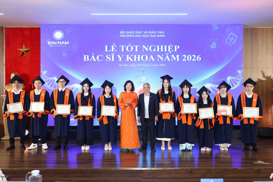 Khóa bác sĩ đầu tiên của Đại học Đại Nam tốt nghiệp, Trưởng khoa Y căn dặn, tân bác sĩ là Thủ khoa nói rõ về sự nghi ngại về năng lực